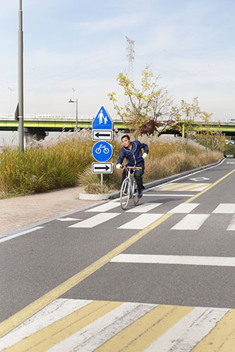 Riding along the Han River