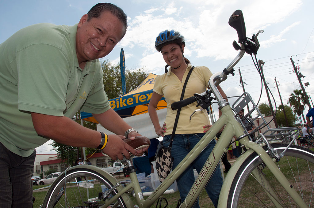 Fernando Martinez from BikeTexas prepares a free rental bike for a participant at Washington Park. BikeTexas free rental bikes were very popular during a 2012 CycloBia event. Photo by Ann Harness. 